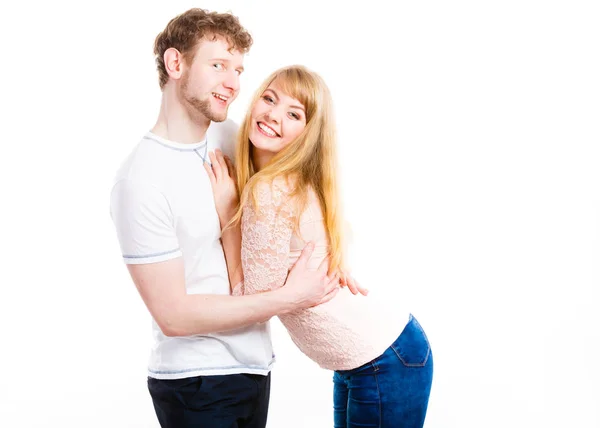 Feliz casal apaixonado abraçando uns aos outros . — Fotografia de Stock