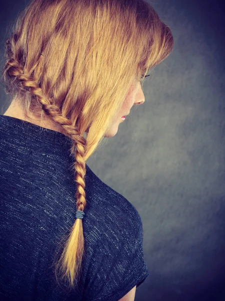Mujer con cabello rubio y peinado trenzado — Foto de Stock