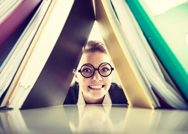 Glücklicher verrückter Buchhalter mit Stapeln von Ordnern. — Stockfoto