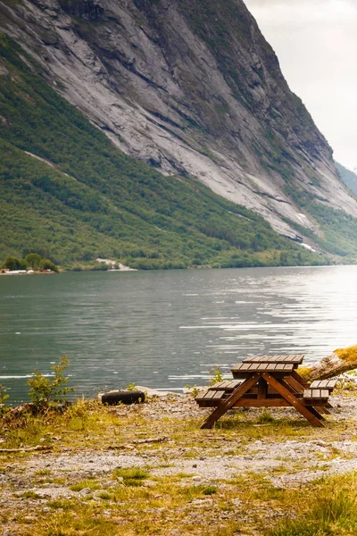 Κάμπινγκ με τραπέζι πικ-νικ στα Νορβηγικά βουνά — Φωτογραφία Αρχείου