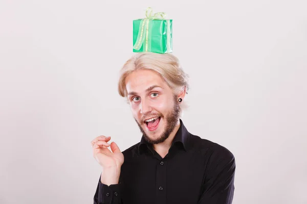 Az ember a fején zöld díszdobozban — Stock Fotó