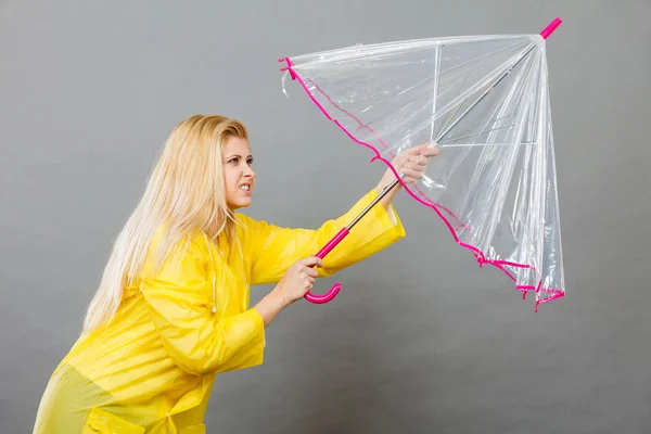 Mujer sosteniendo apertura paraguas transparente — Foto de Stock