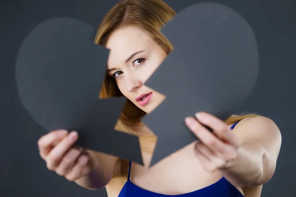 Joven mujer triste cubierta por el corazón roto . — Foto de Stock