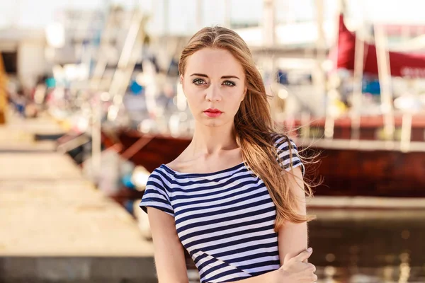 Marina Port Yatlar karşı kadın