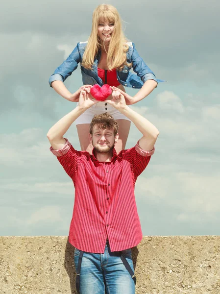 aşık çift kırmızı kalp açık tutar