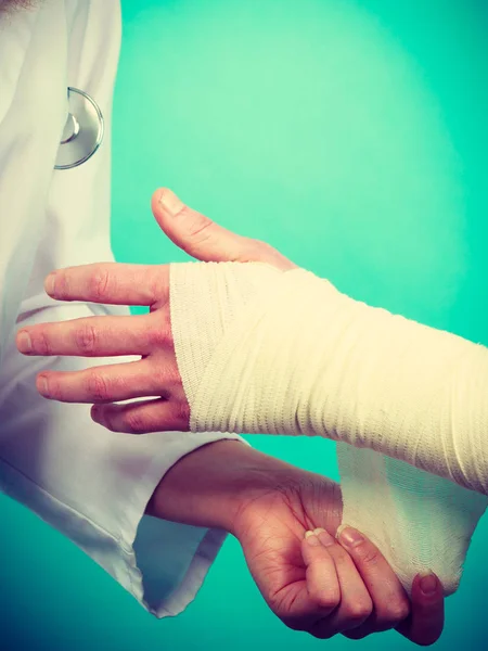 Läkare bandage Stukad handled. — Stockfoto