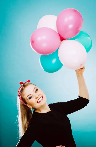 Adolescente alegre chica jugando con coloridos globos —  Fotos de Stock