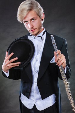 Zarif giyimli müzisyen flüt tutan