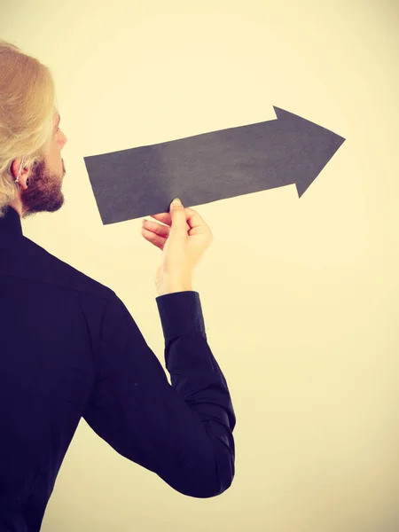 Mann mit schwarzem Pfeil zeigt nach rechts — Stockfoto