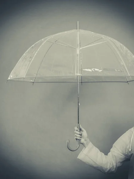 Frau hält durchsichtigen Regenschirm in der Hand — Stockfoto
