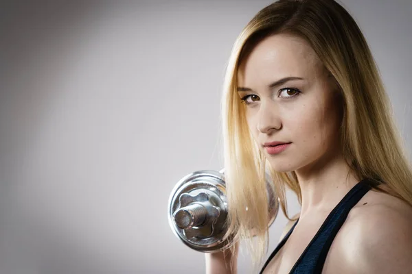 Mujer en forma haciendo ejercicio con pesas —  Fotos de Stock