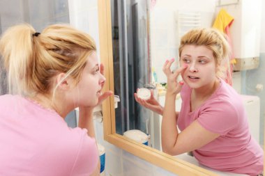 Kadın yüz kremi parmağını ile uygulama