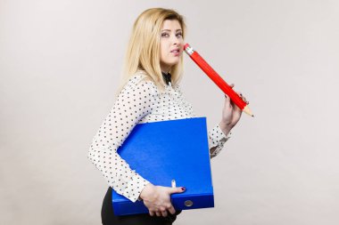 Kadın holding bağlayıcı belgeleri ile