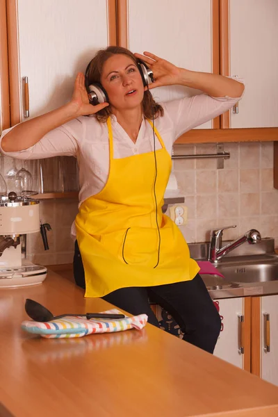 Şarkı ev kadını evde