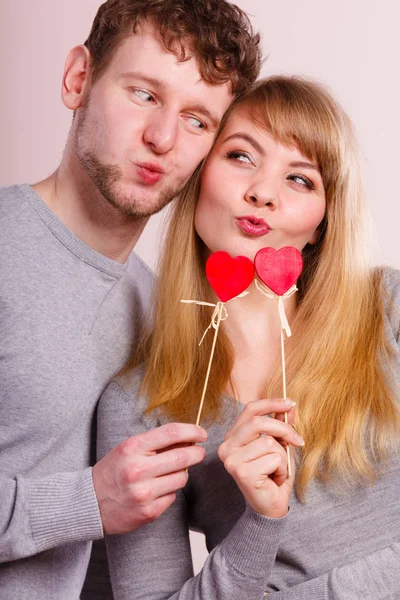 Mädchen und Junge spielen zusammen. — Stockfoto