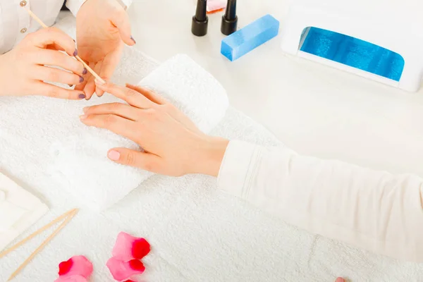 Kosmetyczka Przygotowanie paznokci przed manicure, pokonywaniem skórek — Zdjęcie stockowe