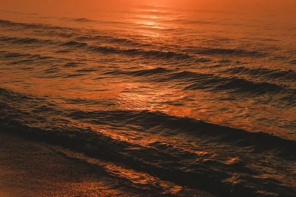 Agitant la mer au coucher du soleil — Photo