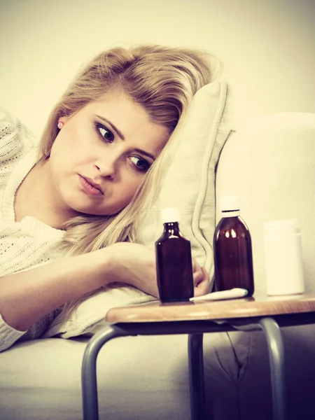 Grip olan koltukta yalan üzücü hasta kadın