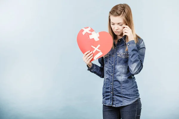Ung kvinna med brustet hjärta — Stockfoto