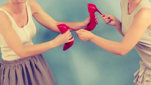 Las mujeres que discuten zapatos de tacón alto —  Fotos de Stock
