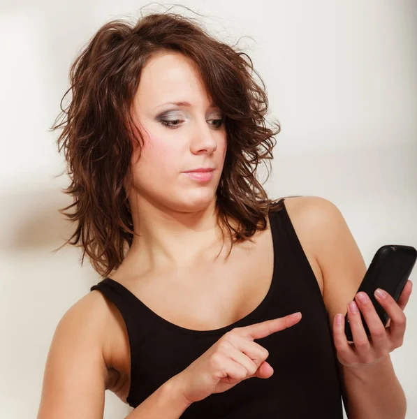 Sexy dívka líný s mobilním telefonem na lůžku v ložnici — Stock fotografie