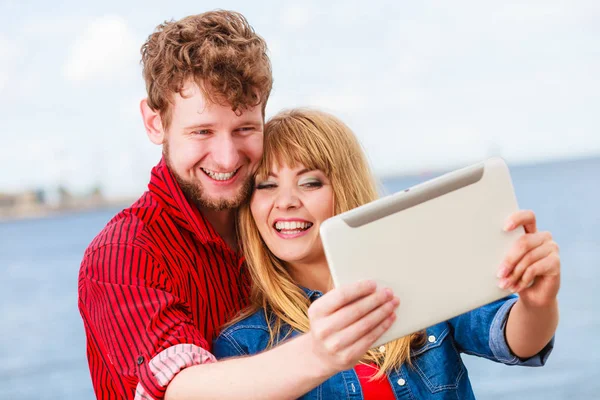 年轻夫妇采取自我图片拍照与平板电脑 — 图库照片