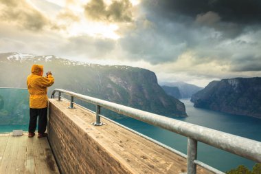 Turist fotoğrafçı ile fotoğraf makinesi Stegastein uyanık, Norveç