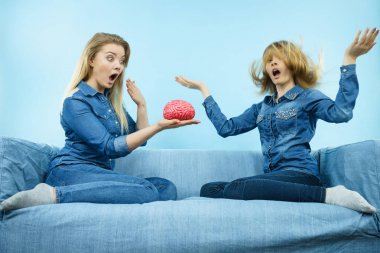 Düşünme iki kadın arkadaş