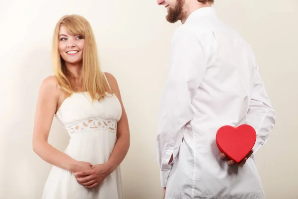 Hombre con corazón en forma de caja de regalo para mujer . —  Fotos de Stock