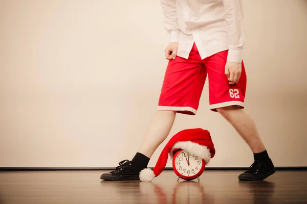 Fecho do homem com despertador. Tempo de Natal . — Fotografia de Stock