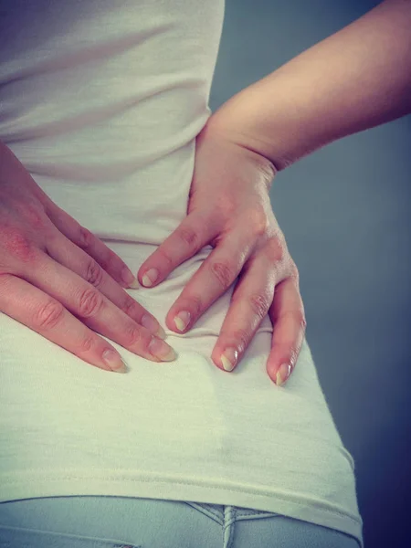 Femeia care suferă de dureri de spate — Fotografie, imagine de stoc