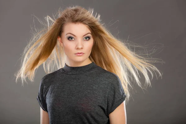 Mujer rubia atractiva con el pelo soplado por el viento — Foto de Stock