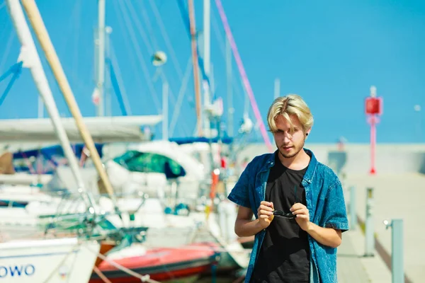 Blond człowiek stojący w pobliżu portu w lecie — Zdjęcie stockowe