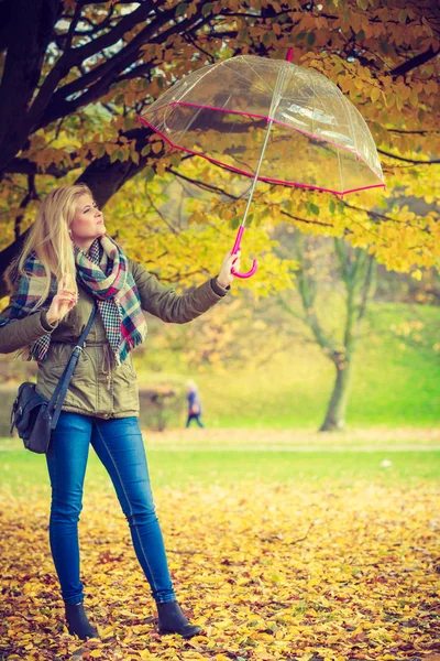 Kobieta spacerująca w parku z parasolem — Zdjęcie stockowe