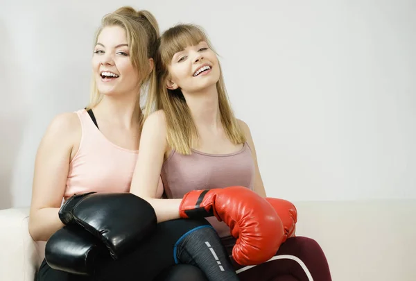 Две подруги в боксёрских перчатках — стоковое фото