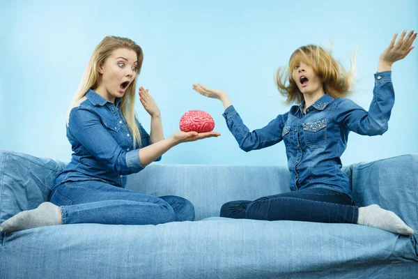 Düşünme iki kadın arkadaş