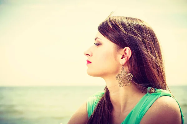 Portrait, femme heureuse sur la plage près de la mer — Photo