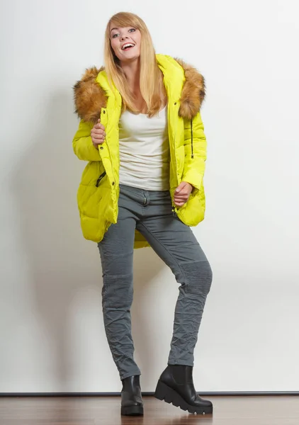 Mode flicka i jacka. — Stockfoto