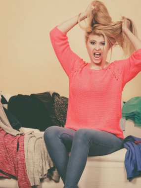 Kadınlar koltukta otururken ne giyeceğini bilemez.