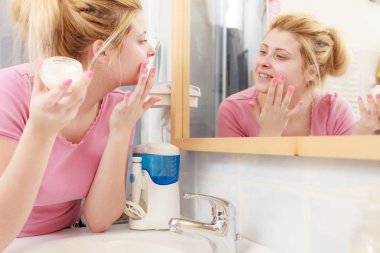 Kadın yüz kremi parmağını ile uygulama