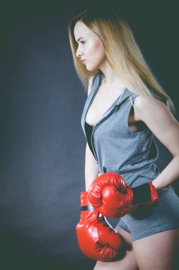 güzel bir kadın ile kırmızı Boks eldiveni
