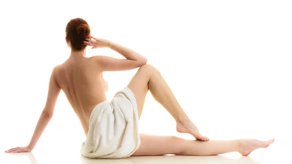 白いタオルで裸の女性が座っています。 — ストック写真
