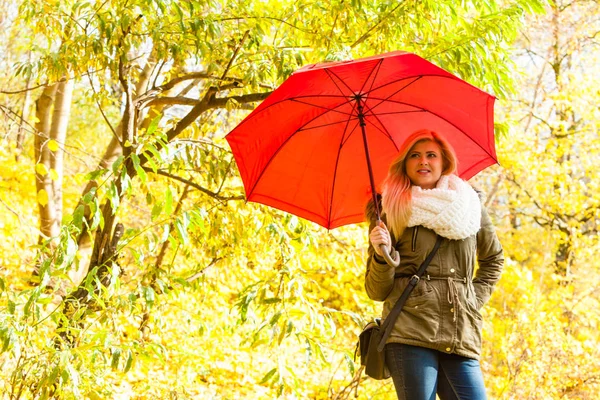 Mujer caminando en el parque con paraguas — Foto de Stock