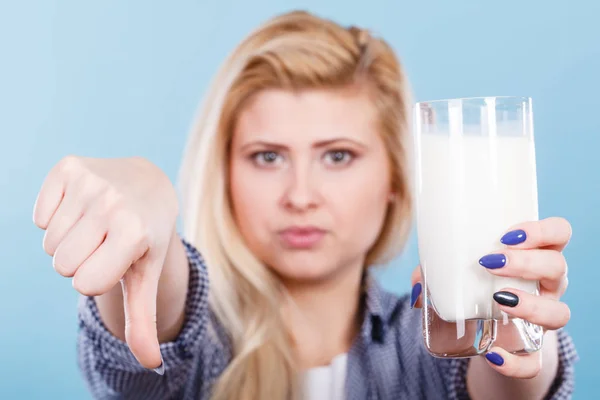 Mulher segurando leite vidro mostrando polegar para baixo — Fotografia de Stock