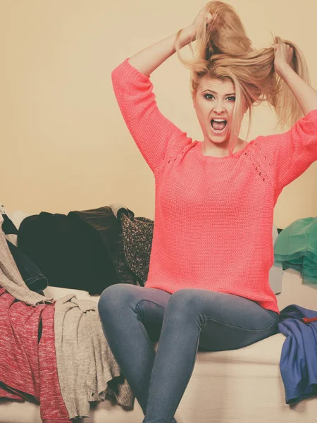 Kadınlar koltukta otururken ne giyeceğini bilemez.