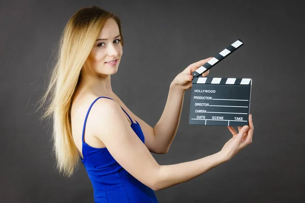 Mulher segurando ardósia filme profissional — Fotografia de Stock