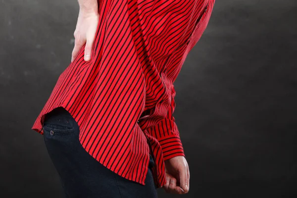 Hombre con camisa roja con dolor de espalda —  Fotos de Stock