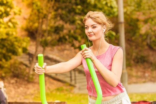 Aktif kadın üzerinde eliptik eğitmen egzersiz.