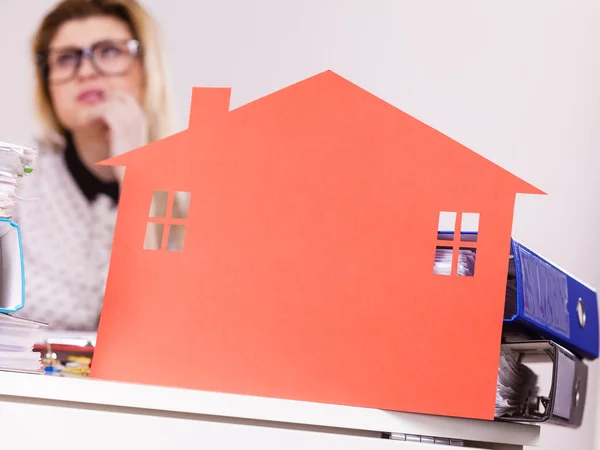 Thining affärskvinna i office håller hus — Stockfoto