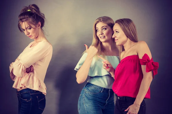 Mulher sendo intimidada por duas mulheres — Fotografia de Stock